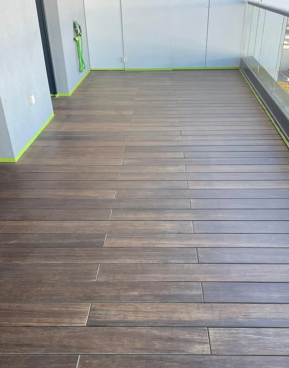 Balcon en bois, avant et après le brossage, après