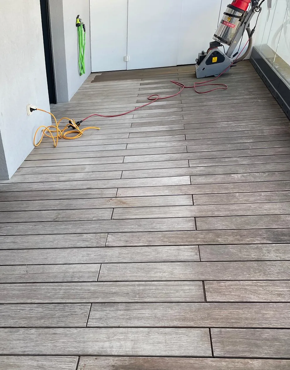 Balcon en bois, avant et après le brossage, avant