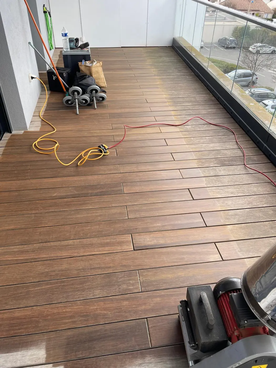 Le même balcon brossé, la monobrosse au premier plan