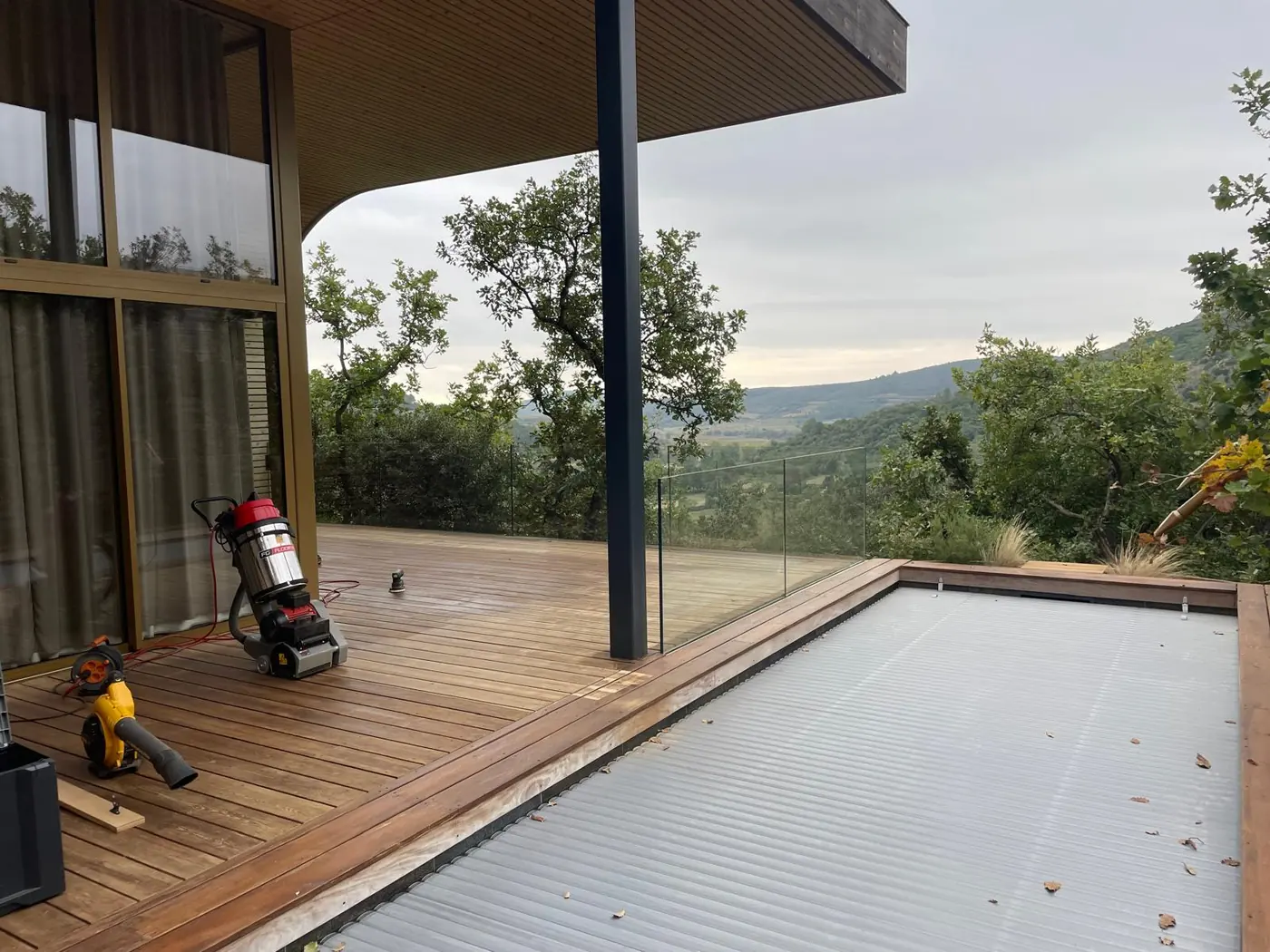 Monobrosse sur une terrasse en bois couverte, au bord d’une piscine