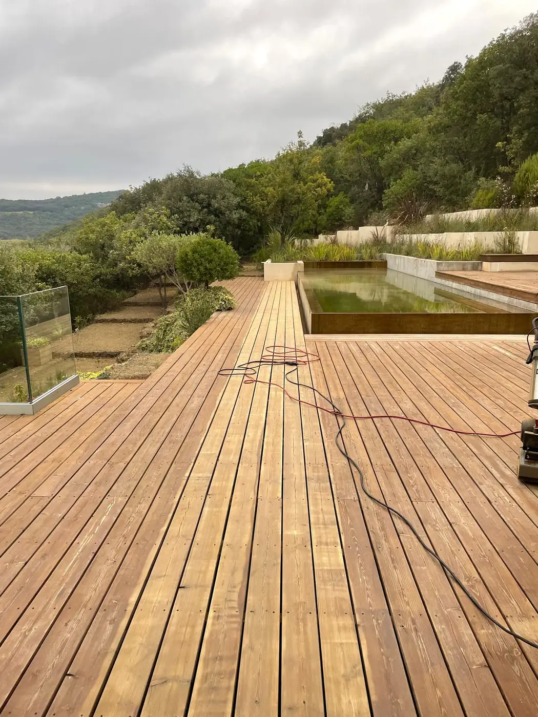Terrasse en bois brossée, prête à recevoir la protection