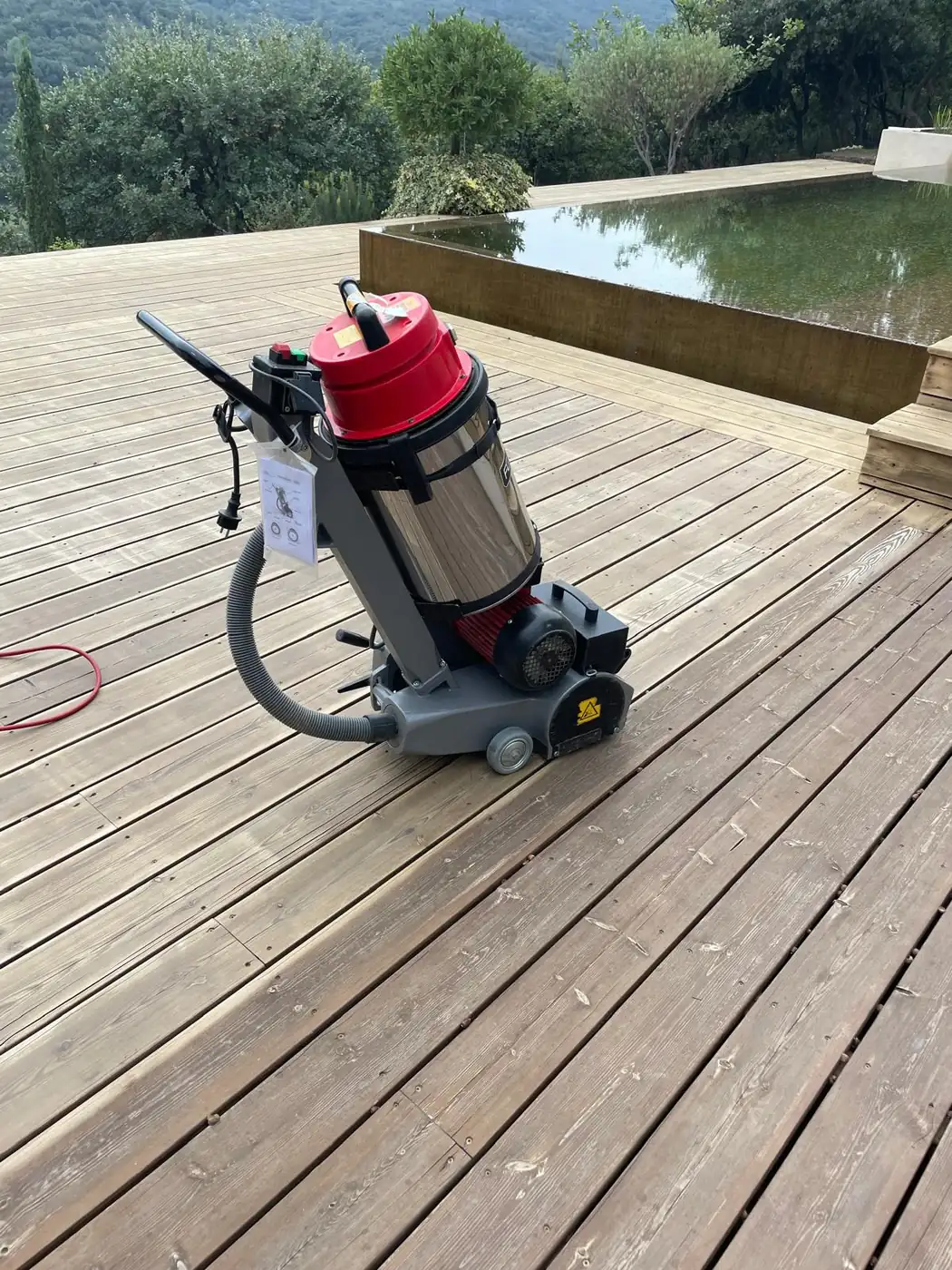 Monobrosse sur une terrasse en bois grisé, en cours de chantier