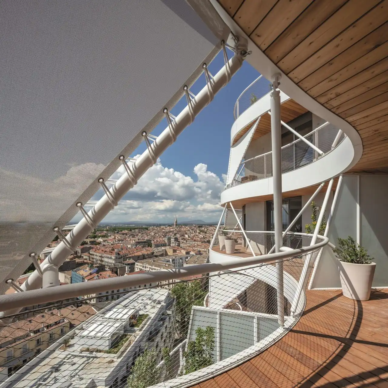 Terrasse courbe en bois d'un immeuble, vue sur la ville