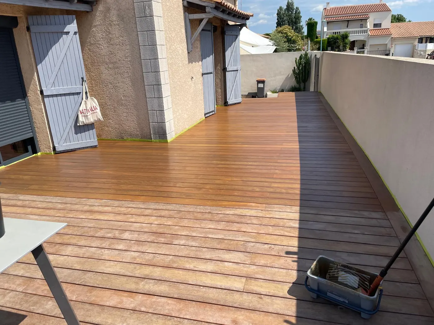 Terrasse en bois fraîchement protégée